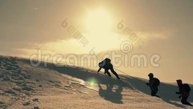 游客攀登一座山雪崖.. <strong>伸出援助之手</strong>。 人们互相帮助。 团队合作，团队合作理念